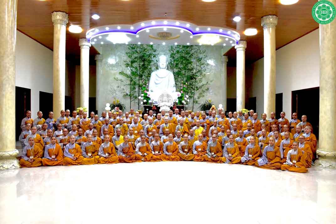 DU KHÁCH THAM QUAN CHỤP ẢNH TẠI ĐIỂM DU LỊCH NỔI TIẾNG ĐÀ LẠT
